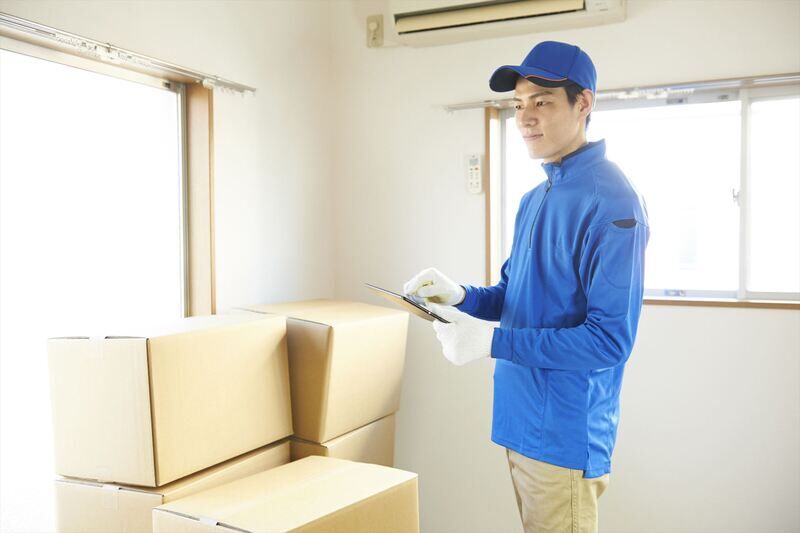 荷物を数えるスタッフ
